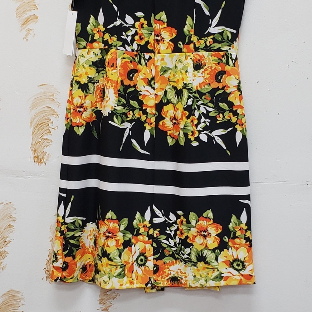Floral pleated front v-neck dress dress - Picture 2 of 2